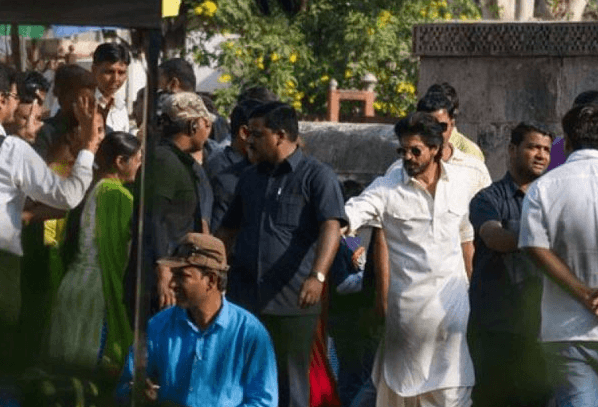 Raees set - Srk as miya bhai